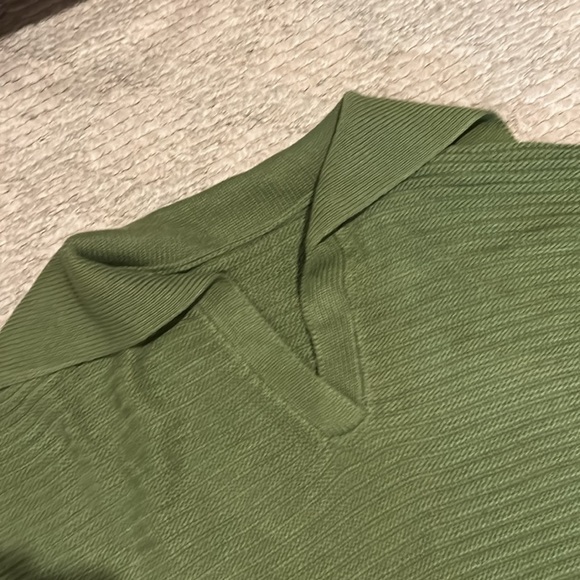 Green V-Neck Sweater with Textured Ribbed Pattern - Picture 2 of 3